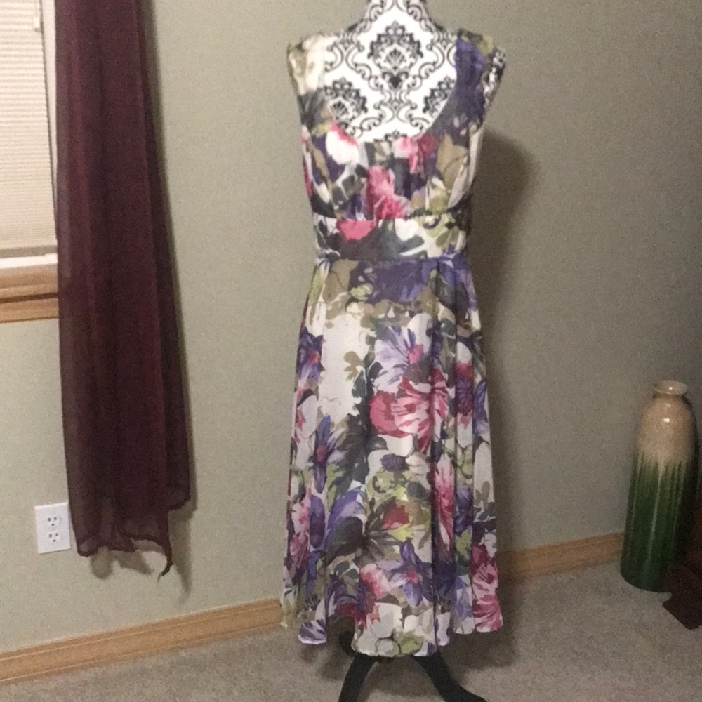 Sleeveless polyester dress fully lined worn once